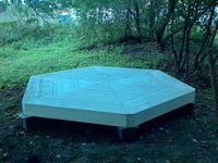 Пол в шестиугольных беседках.